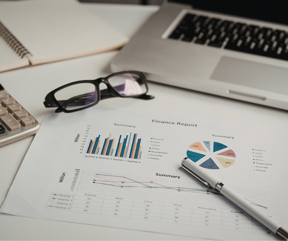 Analiza SWOT do dotacji i biznesplanu – laptop, kalkulator oraz dokumenty pomocne przy przygotowaniu wniosku o dofinansowanie