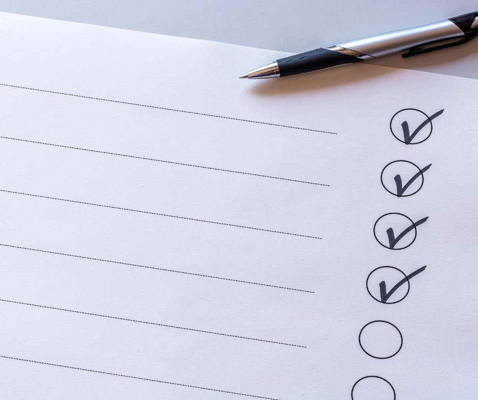 Odhaczona checklista symbolizująca sprawdzanie kwalifikowalności wydatków w dotacji, grancie lub dofinansowaniu